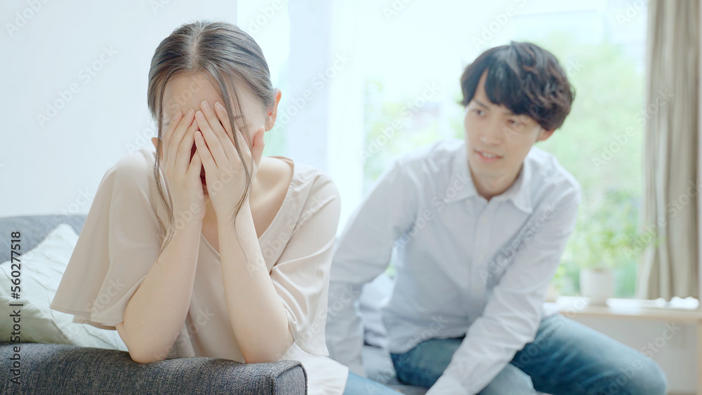Fototapeta premium 妻に謝罪をする夫