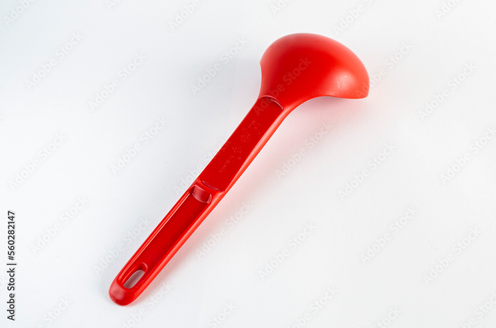 Cucharón rojo en fondo blanco Cucharón rojo en fondo blanco