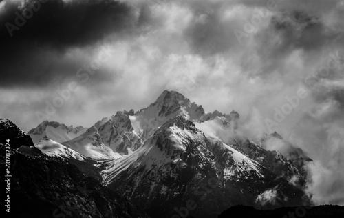 Fotografiet Montaña y nubes en blanco y negro