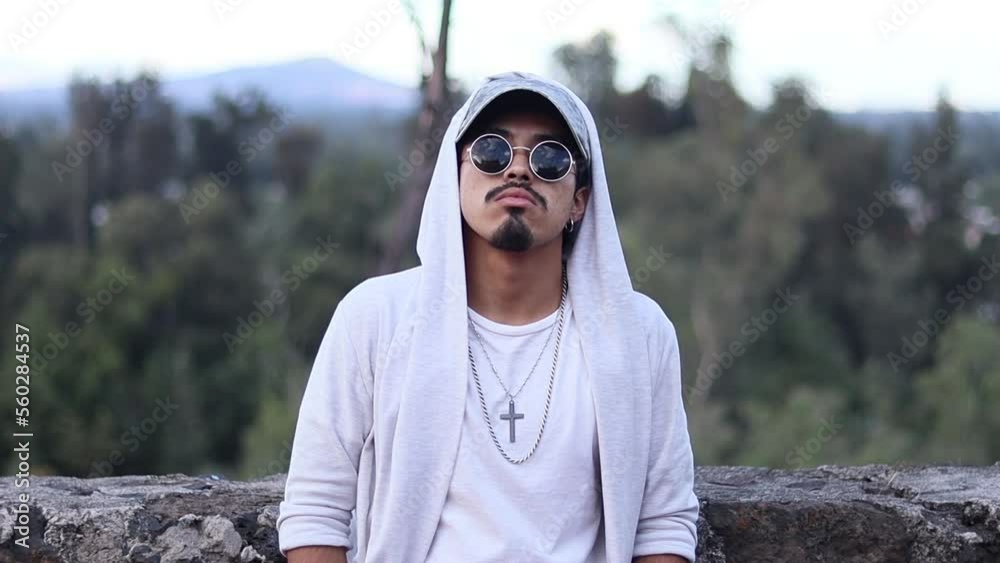Joven cantando en la calle en el atardecer