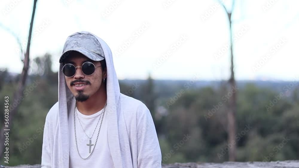 Joven cantando en la calle en el atardecer