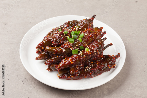 Food eaten by soaking red pepper in soy sauce, soybean paste, or red pepper paste.