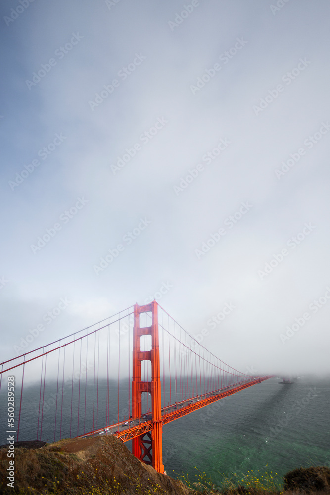Fototapeta premium Golden Gate Bridge half covered by fog