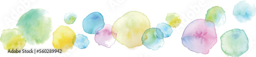 水彩画。水彩タッチの手描き水玉模様背景。水玉のテクスチャーイラスト壁紙。にじみのある円背景。Watercolor painting. Hand painted polka dots background with watercolor touch. Polka dots textured illustration wallpaper. Blurred circle background.