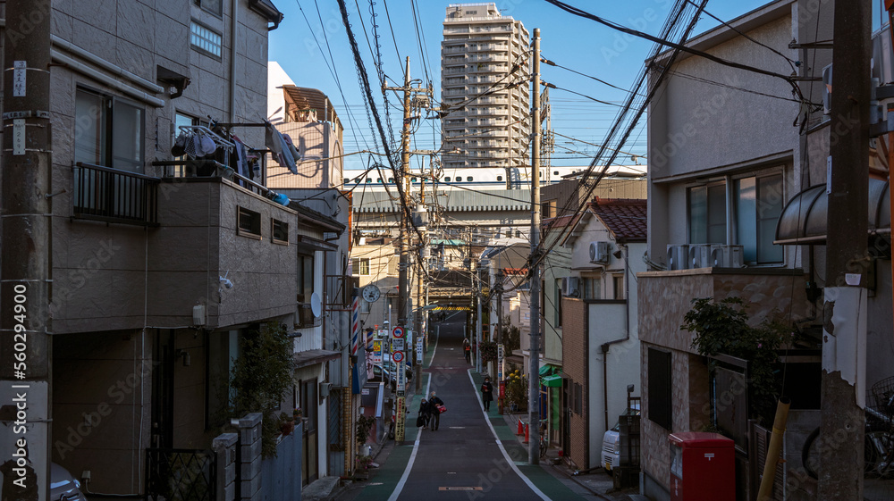 都会の坂道風景