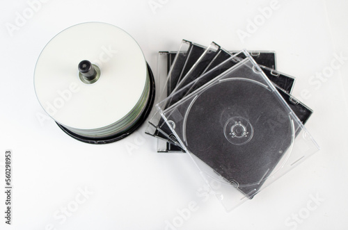 Discos compactos CD en fondo blanco