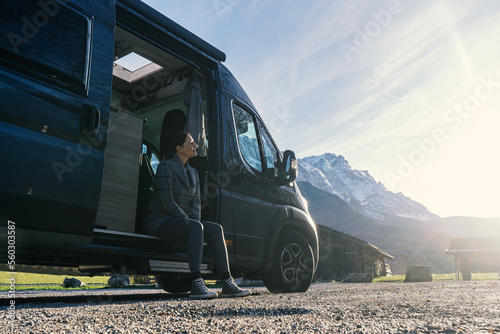 Frau mit ihrem Camper Van in der Natur  photo