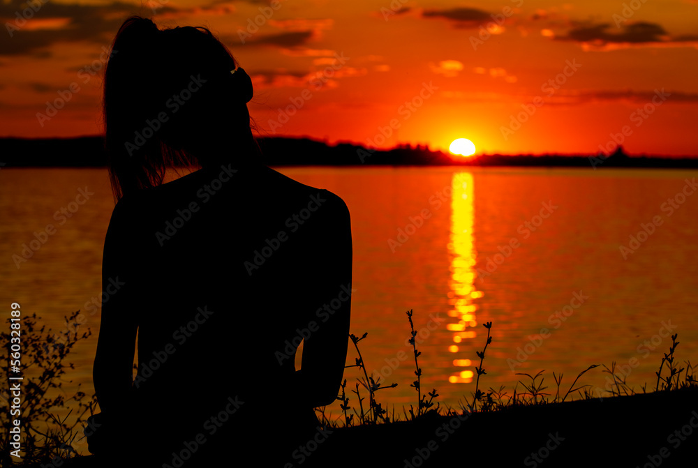 Fototapeta premium silhouette of a person on a sunset background