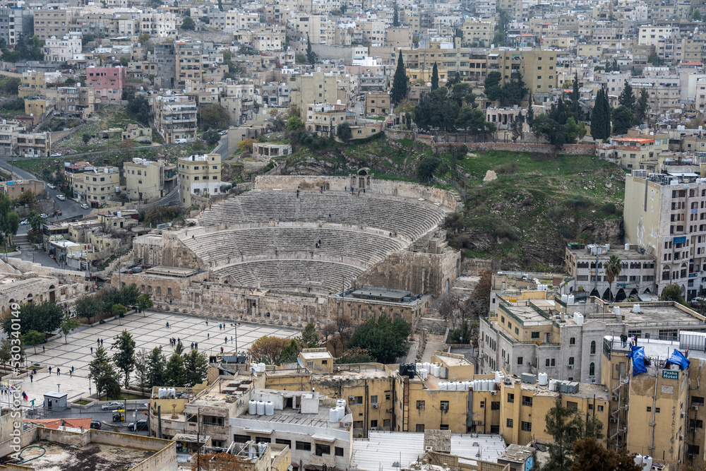 Obraz premium panoramic view of the ancient citadel on the mountain in the center of Amman in Jordan