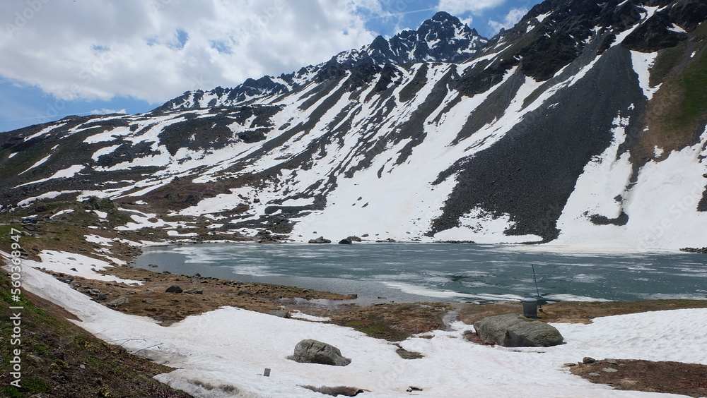 Fototapeta premium Pass in der Schweiz an gefrorenem See