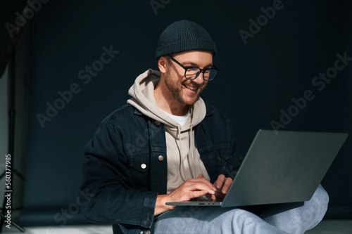 Foto Using laptop and smiling