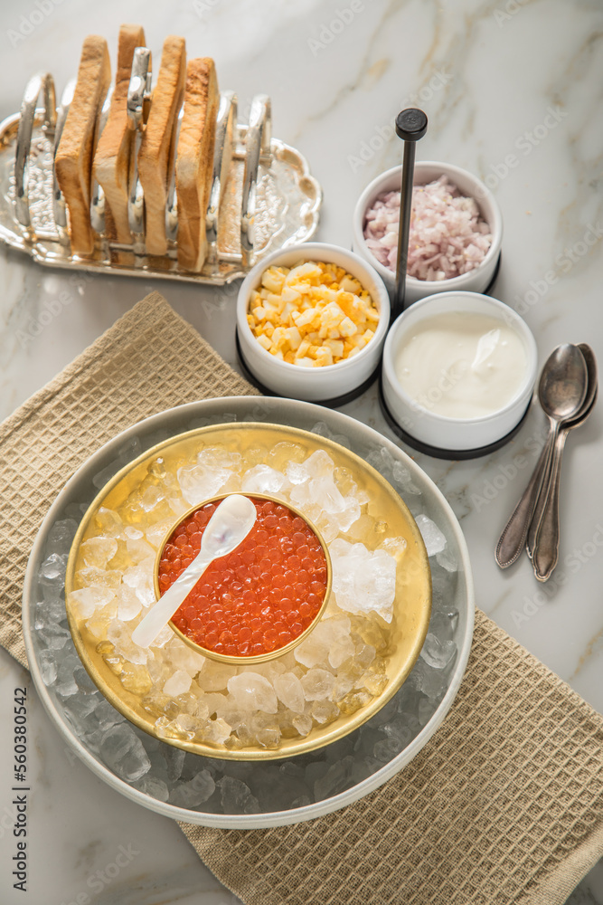 Orange Keta Lachs Kaviar in Dose auf Eis in Glas Schale mit Perlmutt ...