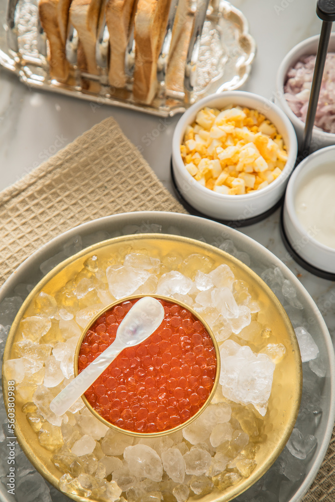 Orange Keta Lachs Kaviar in Dose auf Eis in Glas Schale mit Perlmutt ...