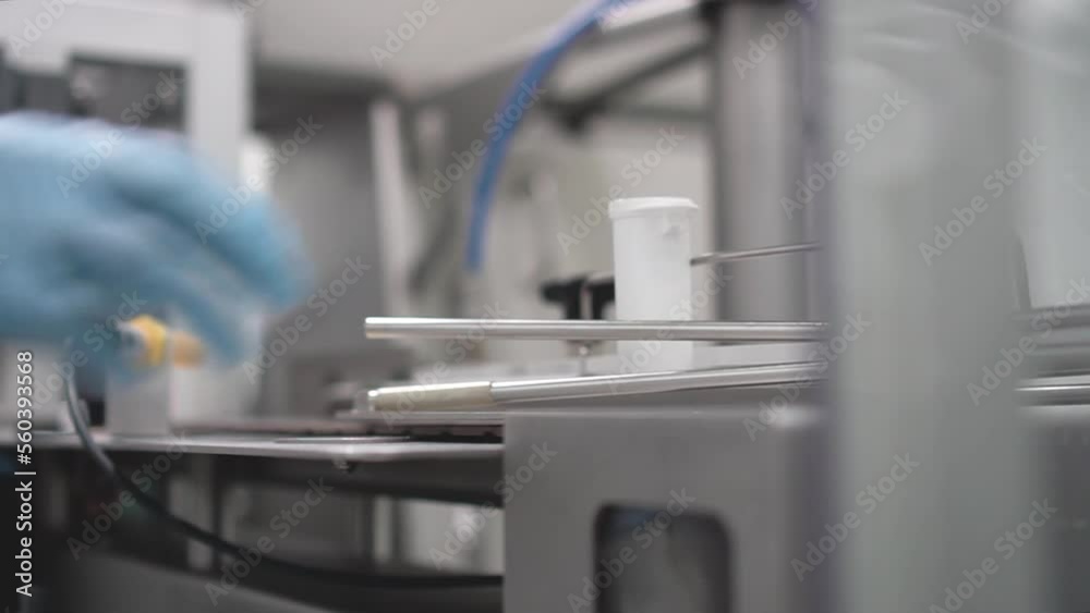 máquina industrial para la selección de productos farmacéuticos en envases de color blanco y plástico sobre cinta corredera para empresa de la industria farmacéutica. máquina industrial para la selección de productos farmacéuticos en envases de color blanco y plástico sobre cinta corredera para empresa de la industria farmacéutica.