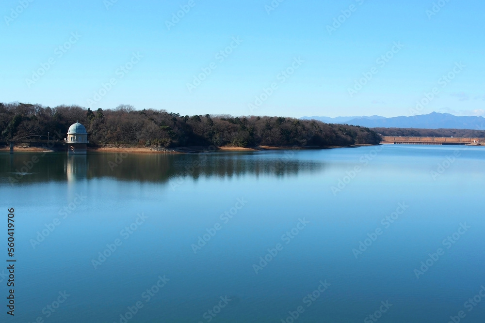 多摩湖の湖面とレトロな取水塔【東京都東大和市】