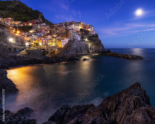 Hermosa panoramica en la hora azul de Manarola, Cinque Terre, Liguria, Italia