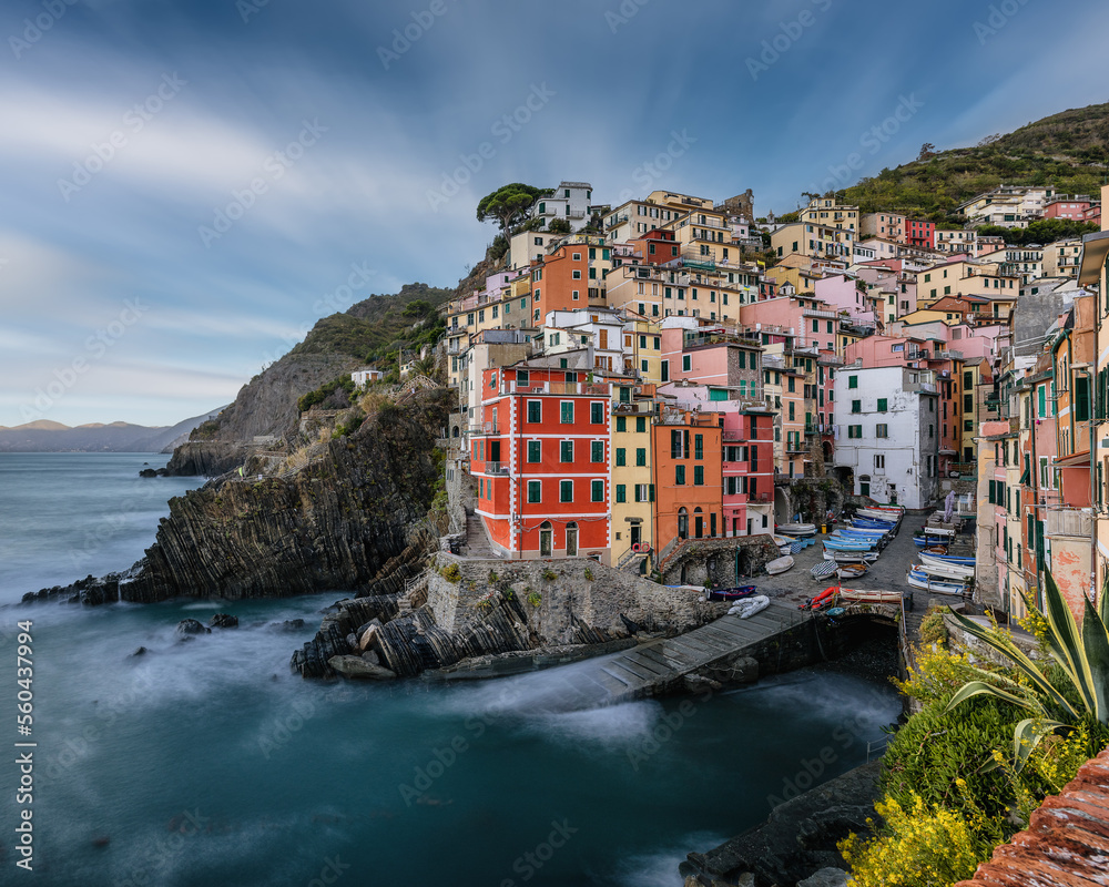 Panoramica de Riomaggiore en Cinque Terre, Liguria, Italia