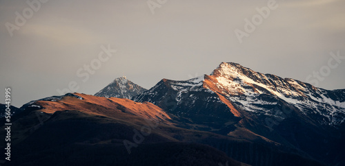 mountains in the snow at sunset © Noe Lcs