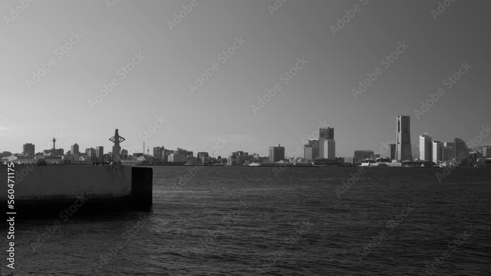 穏やかな日の横浜港とみなとみらい　大黒ふ頭からの眺め