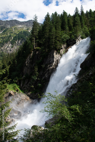 Cascada en los alpes austriacos en verano.