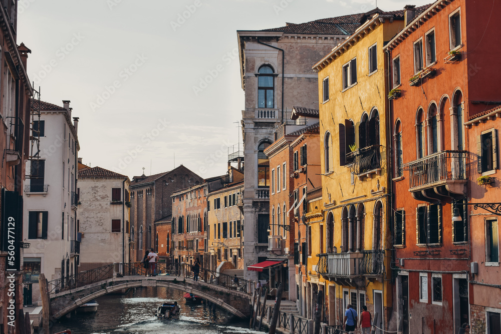 Casas en una canal de Venecia al atardecer.