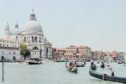 Gondoleros en el Gran Canal de Venecia, un día de verano. © David