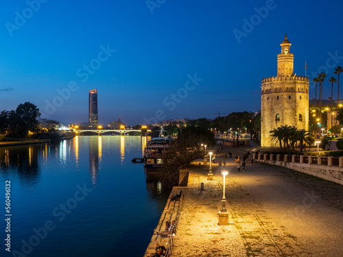 Vista nocturna del Guadalquivir a su paso por Sevilla, con la Torre del Oro en primer plano