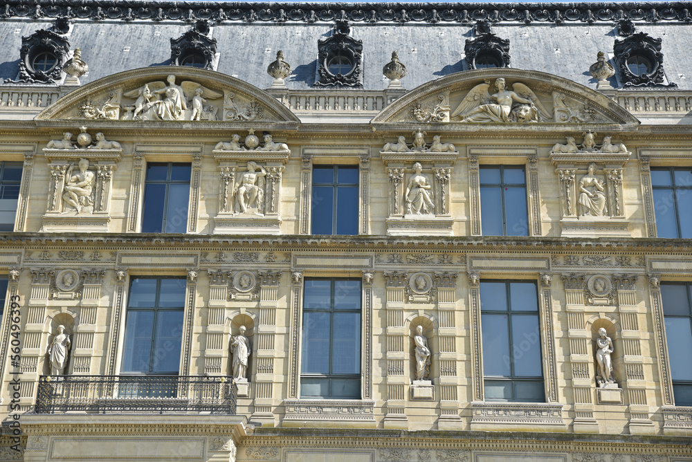 Façade de la cour Napoléon à Paris. France