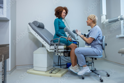 Valokuva Gynecologist working with a woman sitting on a examination chair