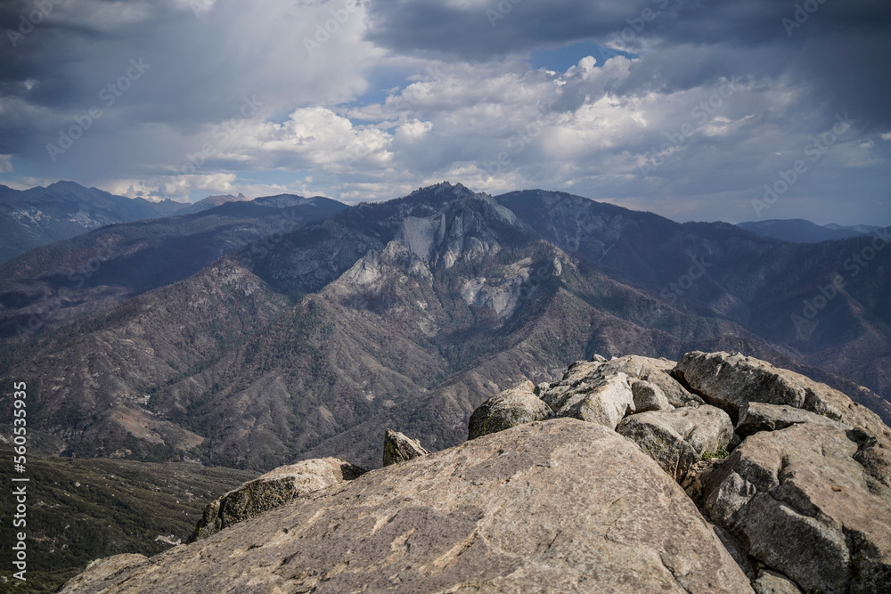 Blick auf das Gebirge vom Gipfel des Moro Rock im Sequoia National Park, Amerika. Blick auf das Gebirge vom Gipfel des Moro Rock im Sequoia National Park, Amerika.
