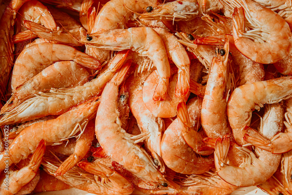 Shrimps are frozen in large quantities, seafood is fresh, many with ice. Fresh shrimps, fish department Shrimps are frozen in large quantities, seafood is fresh, many with ice. Fresh shrimps, fish department