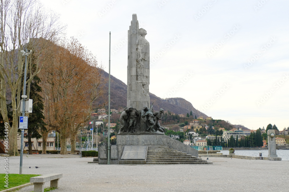 Fototapeta premium Il Monumento ai Caduti sul lungolago di Lecco, Lombardia, Italia.