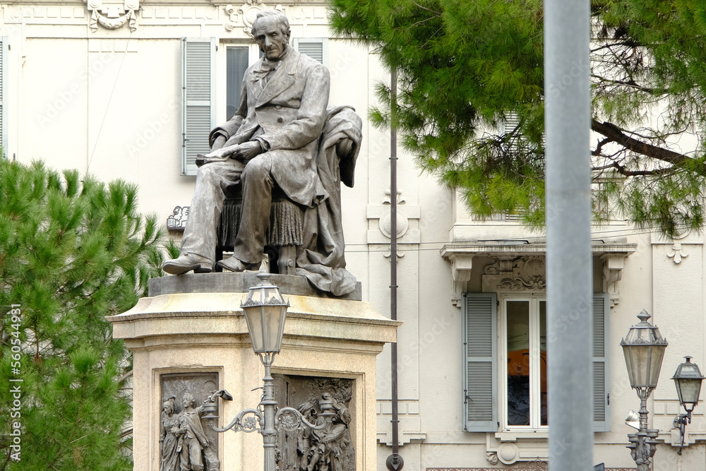 Fototapeta premium Il monumento ad Alessandro Manzoni nel centro storico di Lecco, Lombardia, Italia.
