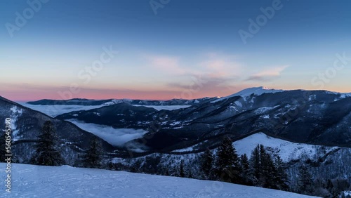 TImelapse lever de soleil vallée Pyrénées mer de nuages 4K