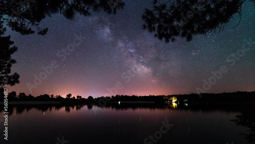 TImelapse voie lactée au dessus d'un lac Gironde France 4K