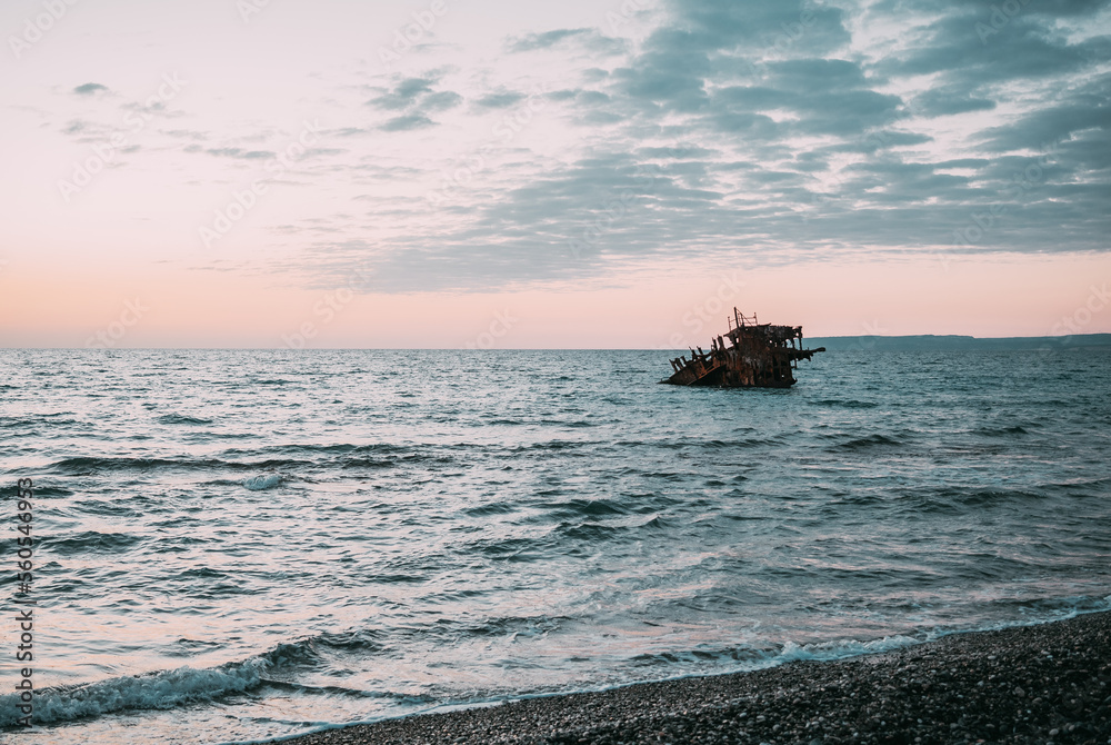Naklejka premium Shipwreck sunshade