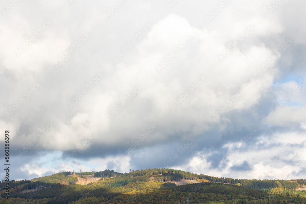 Landschaft mit Bergen im Herbst mit Wolken am Himmel