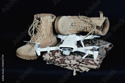 Wojsko wyposażenie wojskowe buty taktyczne i dron photo