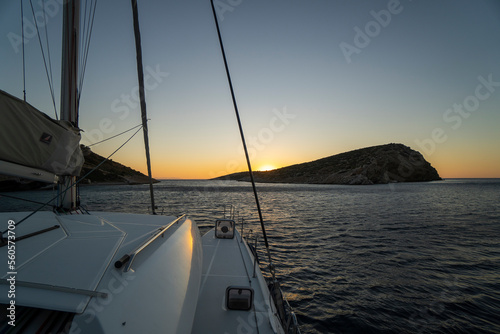 Katamaran in Griechenland beim Sonnenuntergang