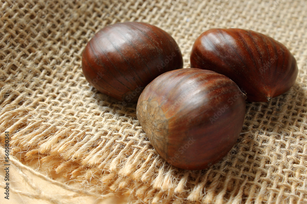 Obraz premium Fresh Portuguese chestnut on table