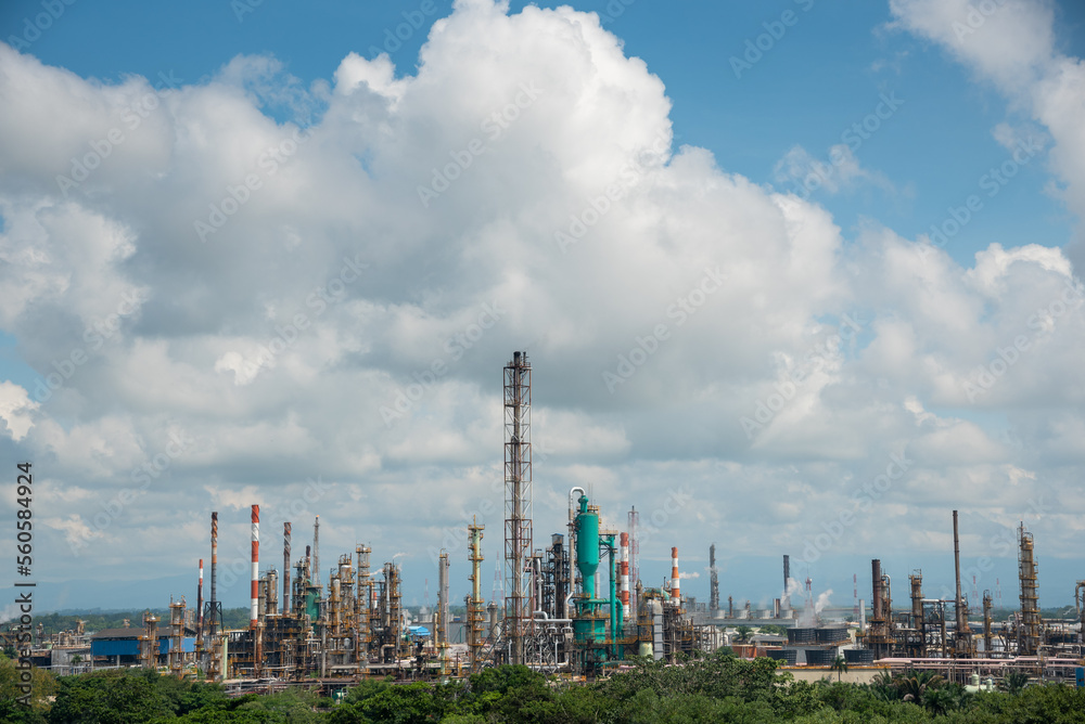 Obraz premium Oil refinery of the state company Ecopetrol on the banks of the Magdalena river.Colombia