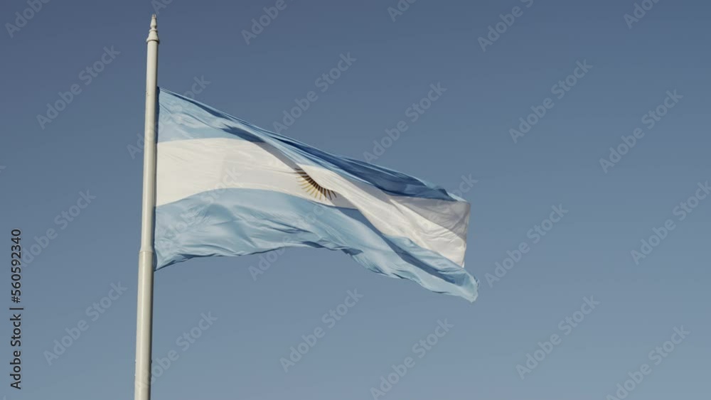 Bandera Argentina bajo el cielo azul
