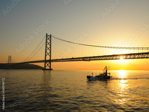 夕日と吊り橋と漁船のシルエット © ZAKADASv