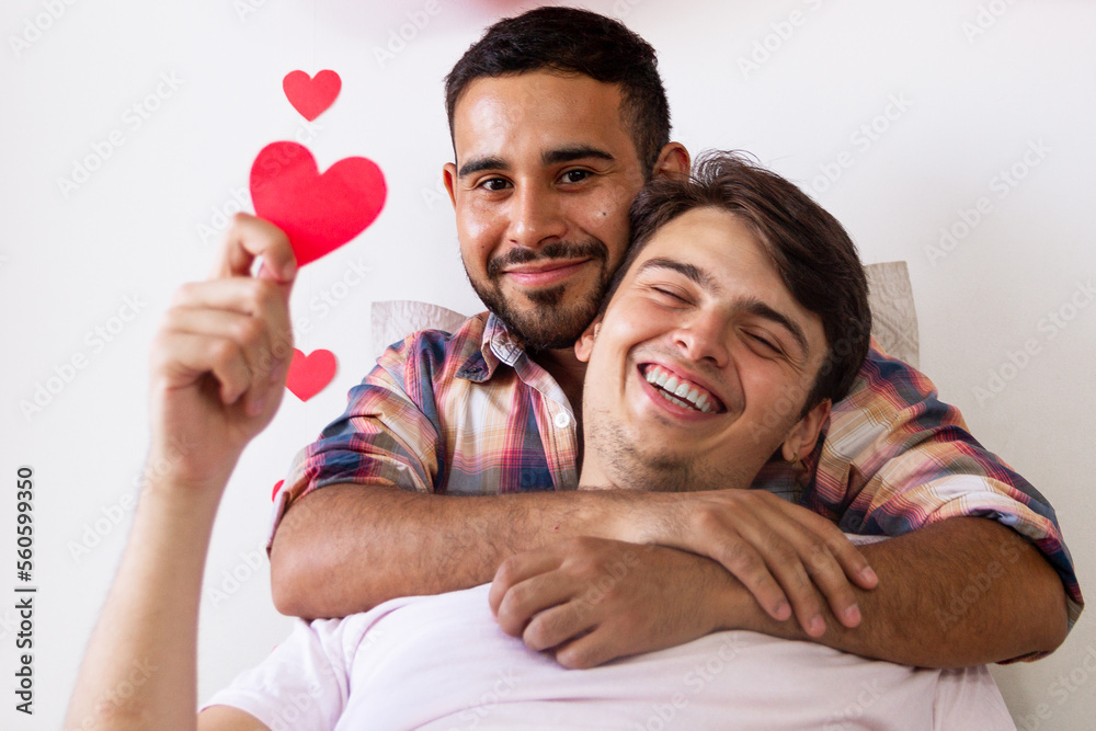 Pareja homosexual feliz en la cama por San Valentin Pareja homosexual feliz en la cama por San Valentin