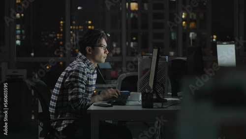 IT worker working in office at night,4K