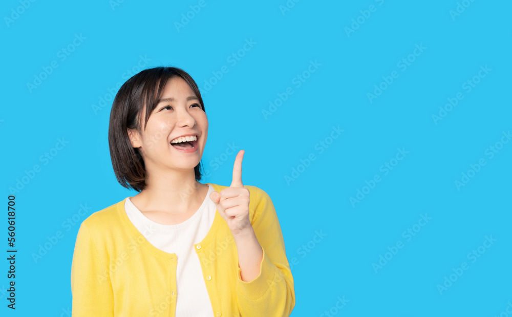 上を指さす女性 上を指さす女性