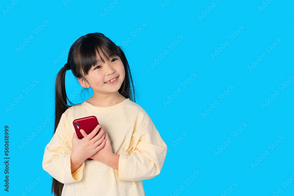 スマホを持つ女の子 スマホを持つ女の子