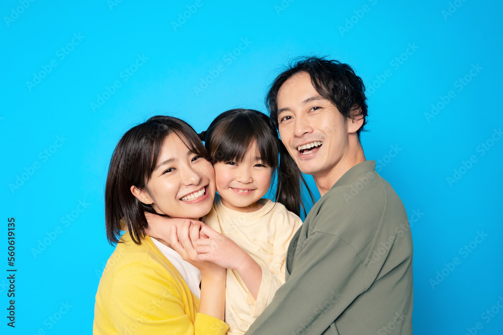 Fototapeta premium 笑顔の子育て家族