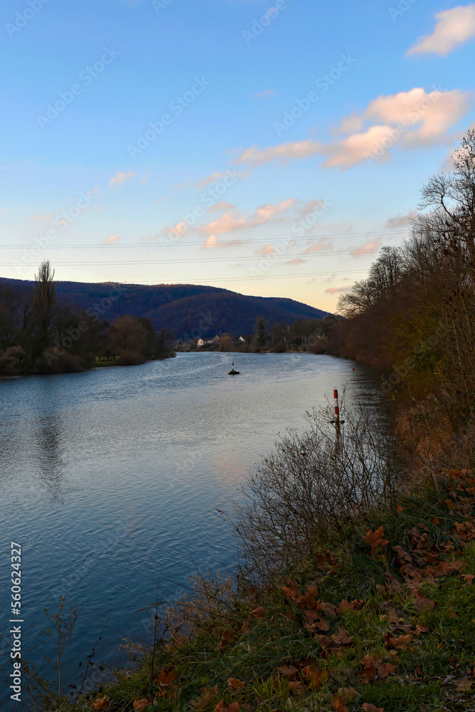 Le long du fleuve Doubs en France, région Franche-Comté