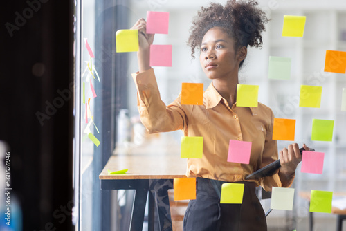 Canvastavla Young Serious african american Creative team use post it notes to share idea sticky note on glass wall